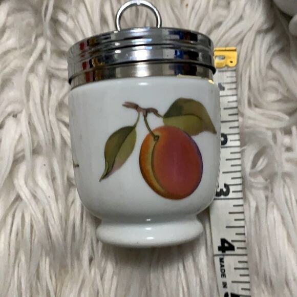 NWOT ROYAL WORCHESTER PORCELAIN ENGLAND EGG COBBLER PEACHES & BERRIES SET  OF 4 - Picture 3 of 3